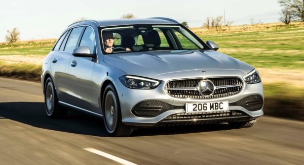 Mercedes направи значителна крачка напред с най-новото комби от C-class. Дизайнът му може да е познат, но благодарение на интериора от космическата ера, широката гама от задвижващи мотори и гладкото поведение на пътя, този автомобил е сред най-добрите. 

Традиционно, „тройката“ на BMW изпреварва C-класата като пълно удоволствие от шофирането и тази тенденция продължава с най-новото поколение на всеки от тях. Баварецът е по-атлетичен в поредица от завои, но и Mercedes има своя собствена привлекателност с гъвкаво, приятно и спокойно поведение. 

Кабината е модерна, а огромен тъчскрийн излиза от конзолата, за да управлява фирмения MBUX софтуер. Околното осветление и сложни детайли правят Mercedes една идея по-интересен от големия конкурент. 

С 490-литров багажник, това комби съчетава богат избор и практичност, каквито малко други предлагат. Бензинови, дизелови и plug-in хибридни опции покриват всички вкусове. Последният предлага впечатляващите100 км чист електрически пробег.
